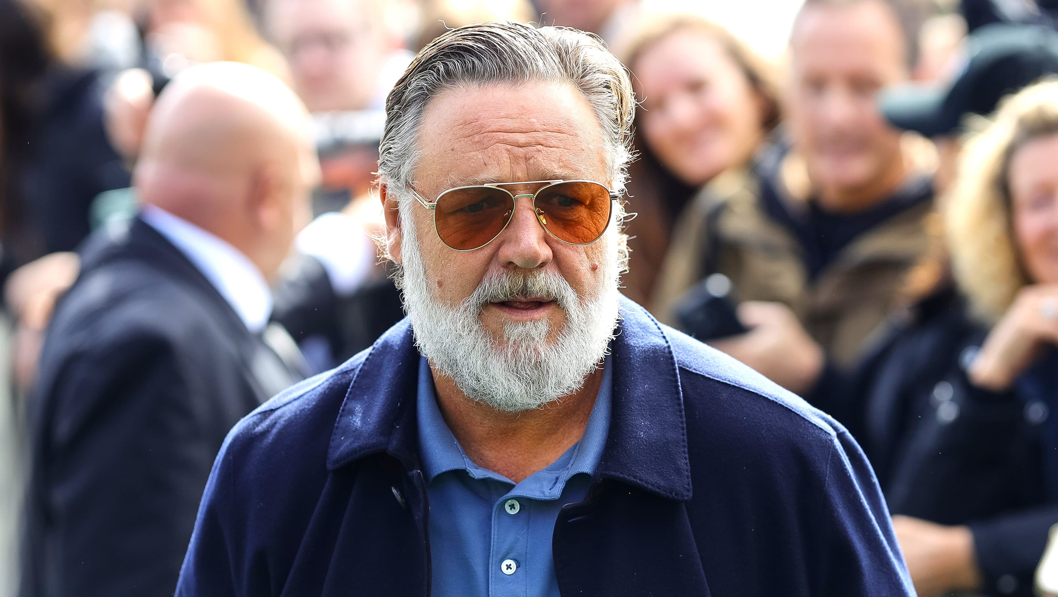 Russell Crowe Defends Gruff Exchange With Autograph Hunters: “What’s Your Problem?”