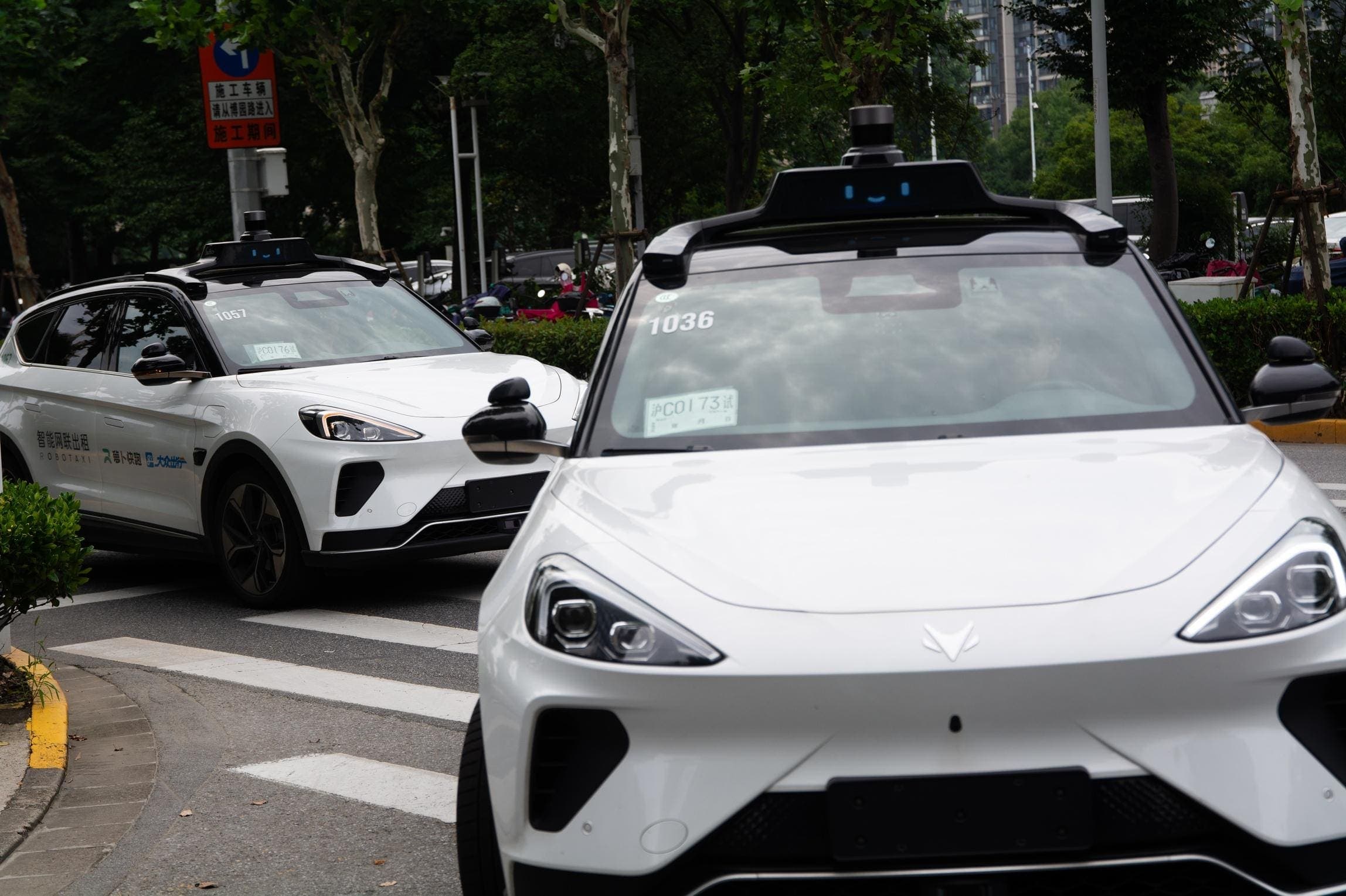 Mass Robotaxi Shutdown Hits China, Reveals Centralized Control