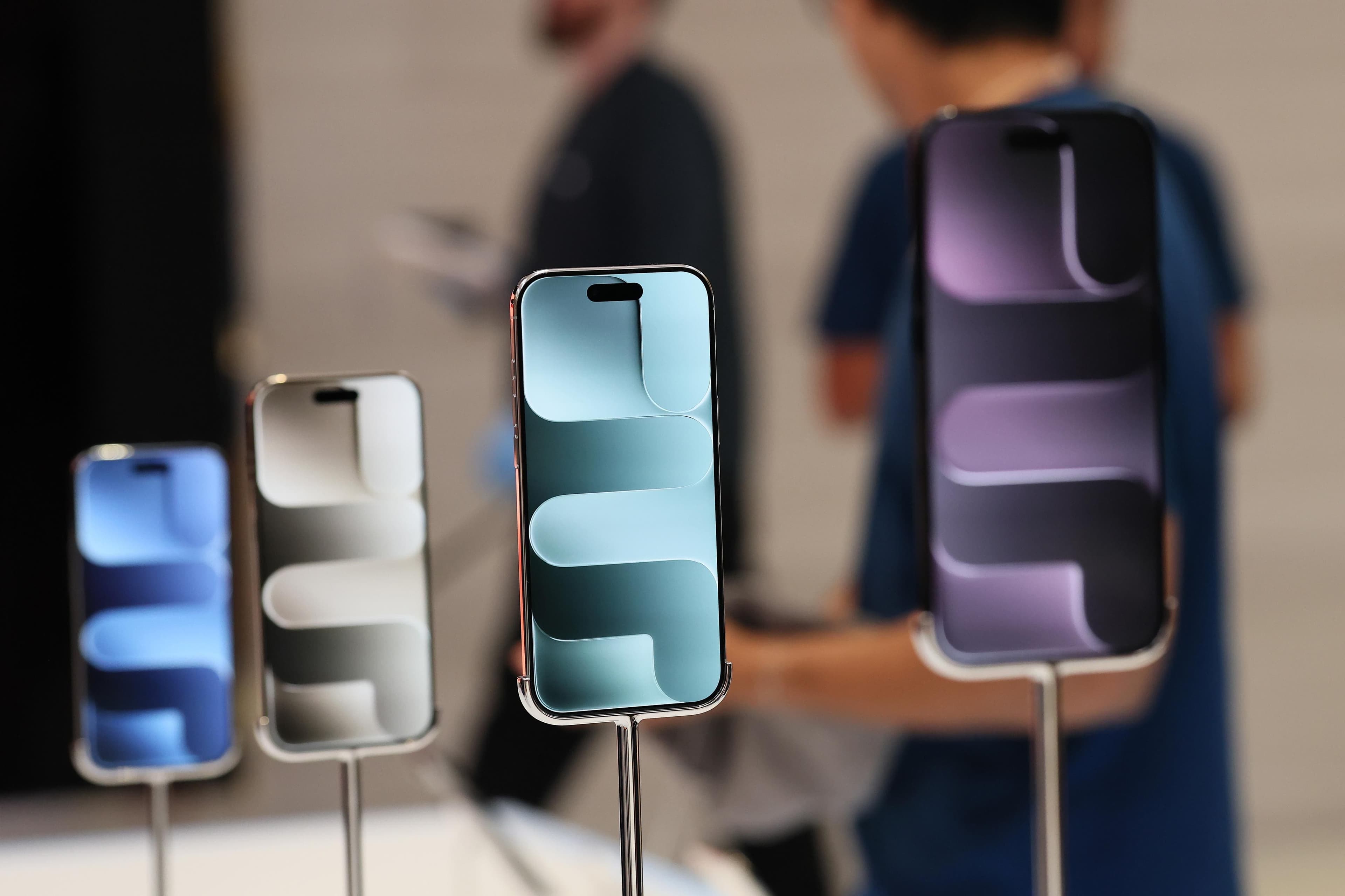 Thieves Can Drain Funds From A Locked iPhone With This Trick: How To Protect Yourself