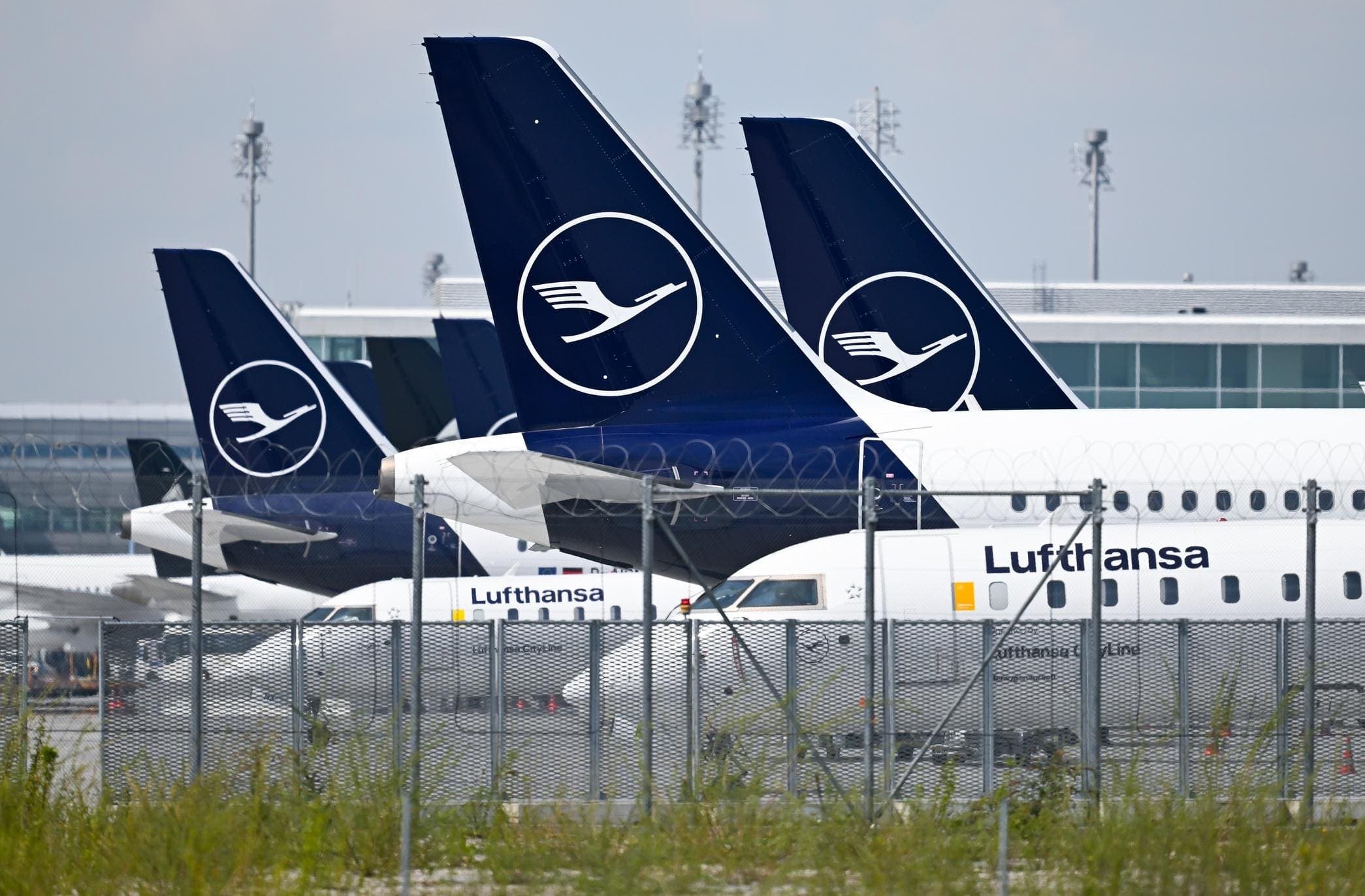 Lufthansa’s 20,000 Flight Cuts Expose Aviation’s Unsolved Climate Problem