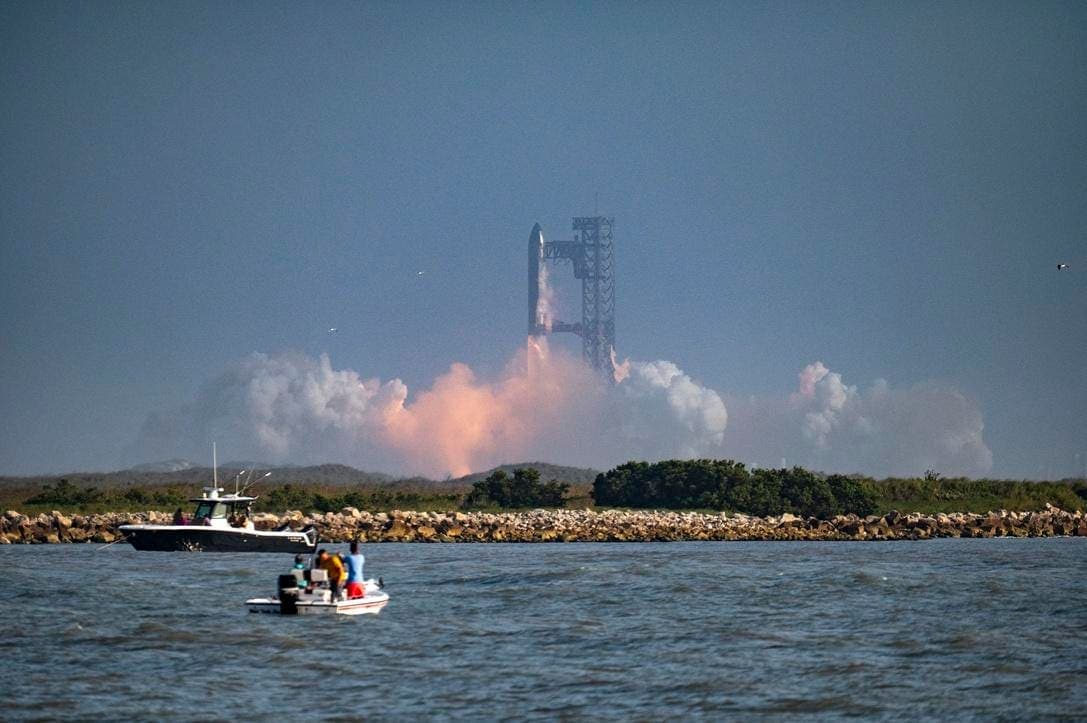 SpaceX Starship Faces Herculean Tech Hurdles In Race To Moon Landing