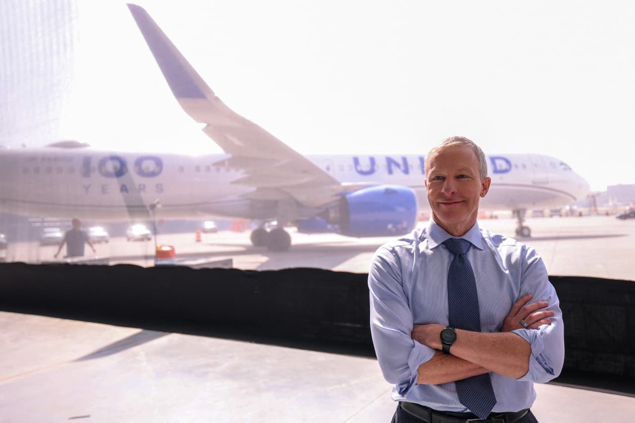 United Airlines reportedly pitched government on American Airlines deal. What a combination would look like.