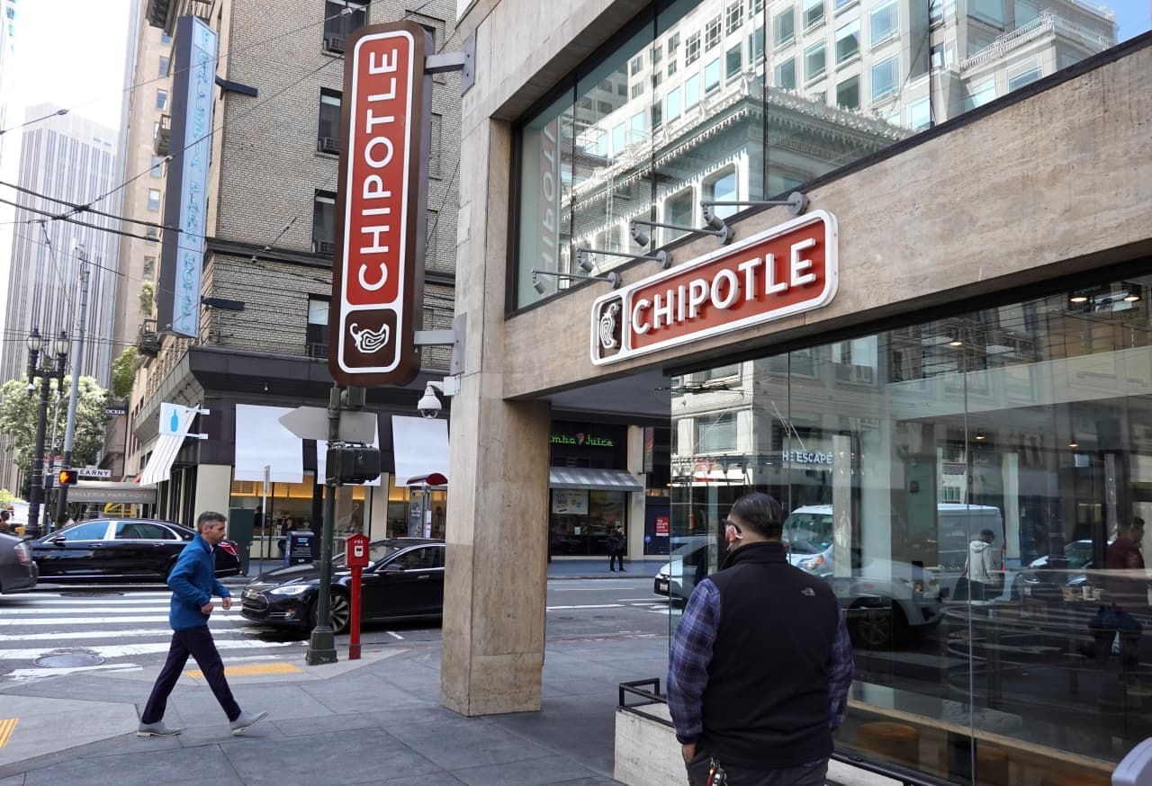 More diners are eating at Chipotle despite higher prices, bucking Wall Street’s concerns about restaurants