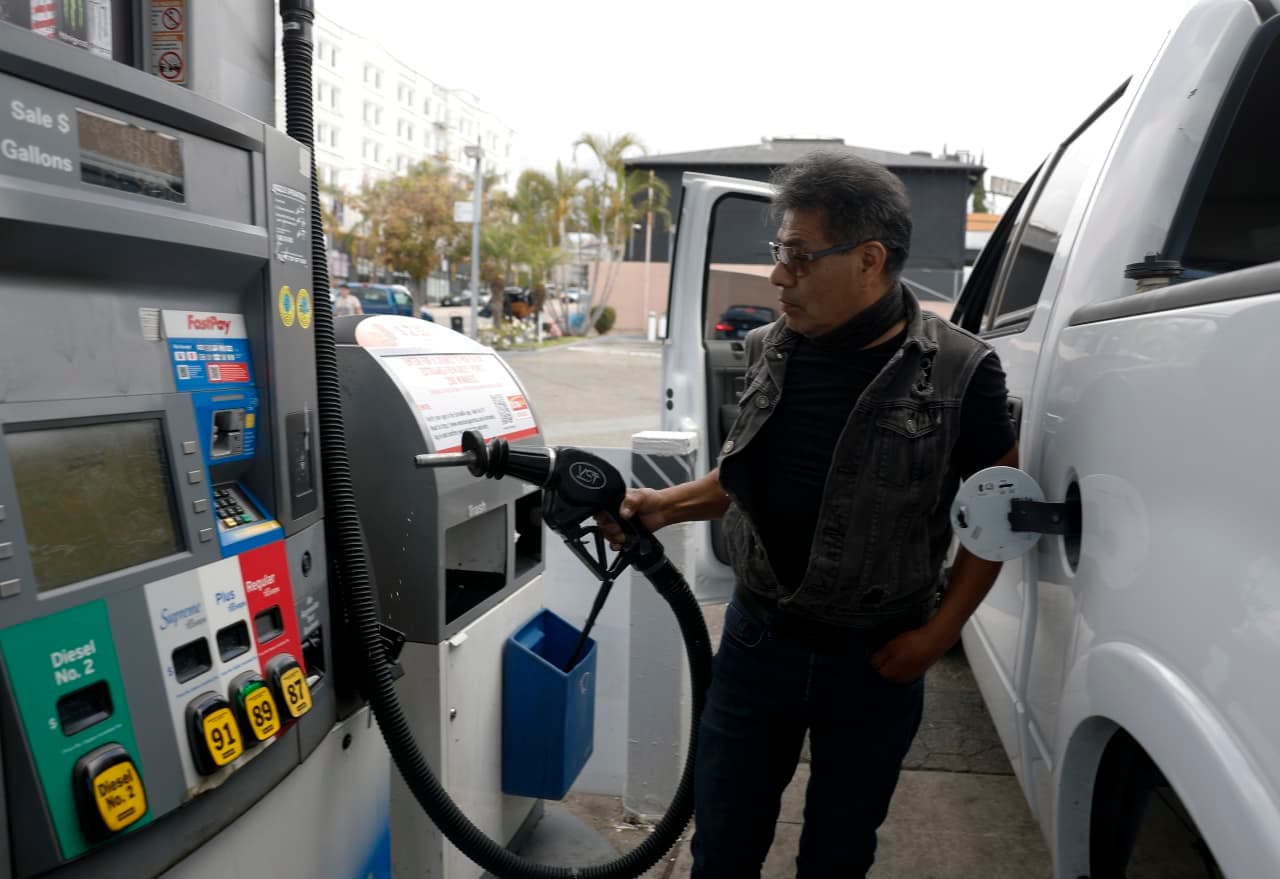 Gloom deepens for consumers in early May due to high gas prices