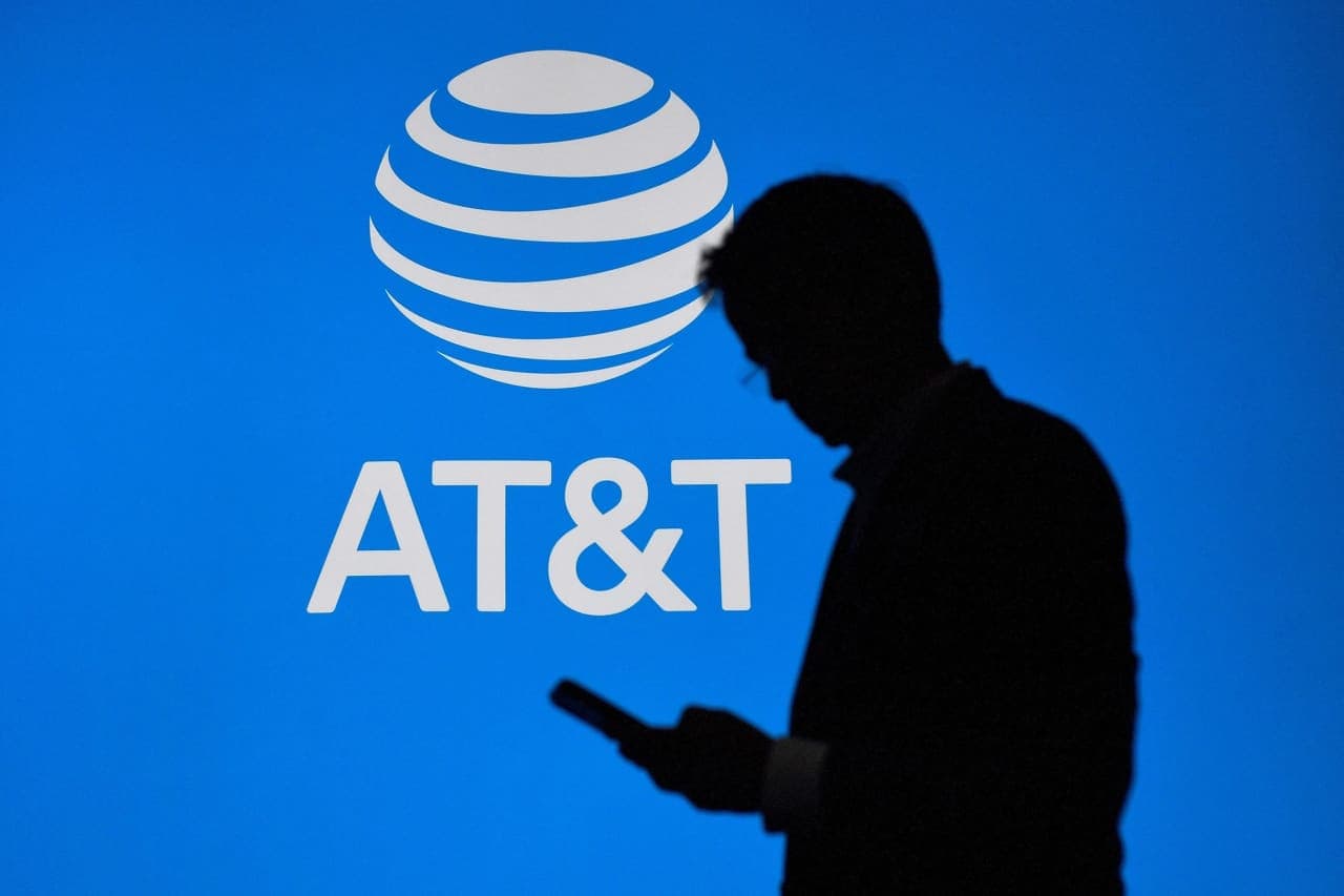 AT&T’s stock sees its worst day in 8 months as the SpaceX threat comes into focus