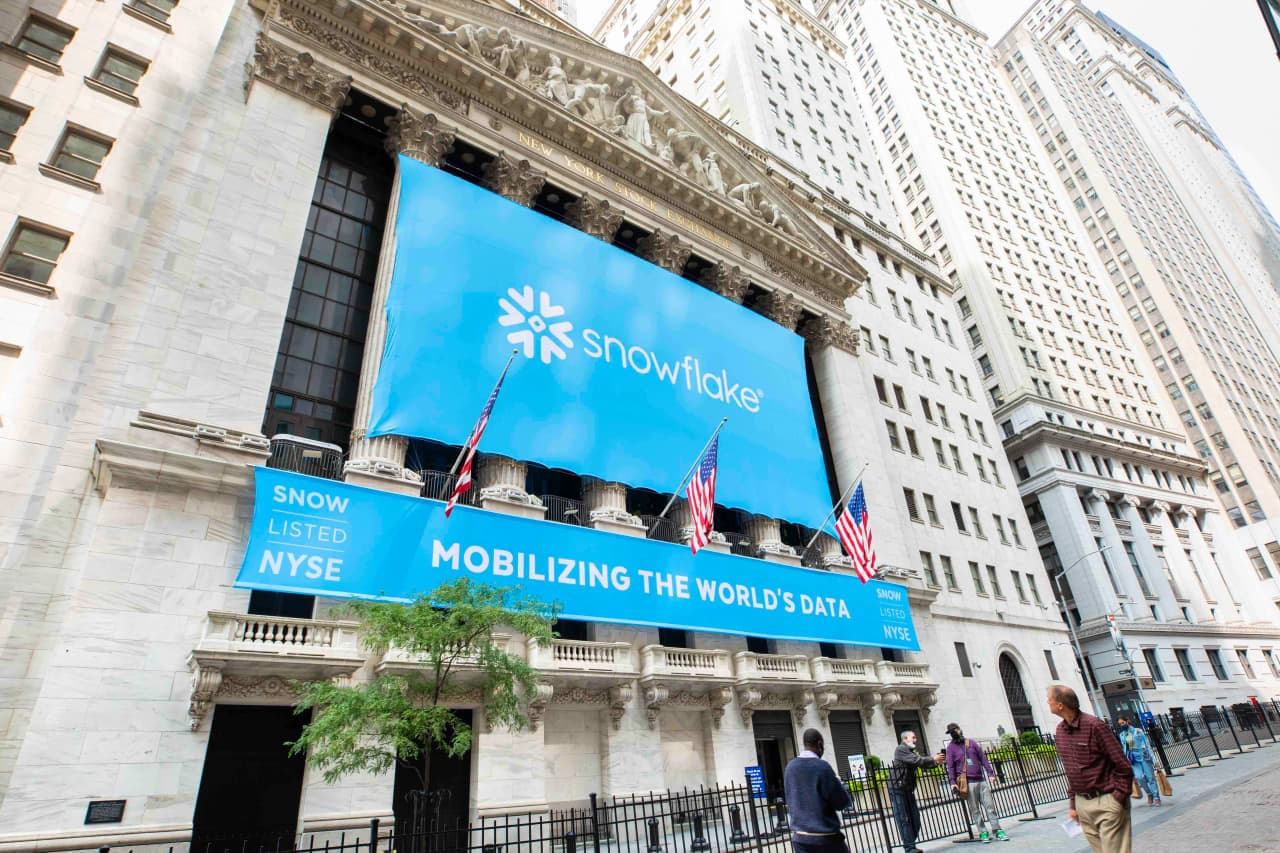 Snowflake’s stock falls as investors weigh a surprise leadership shift
