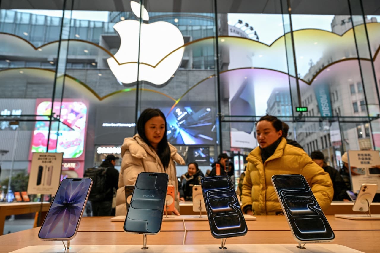 Apple is defying a global smartphone slump, as shown through this first-time feat