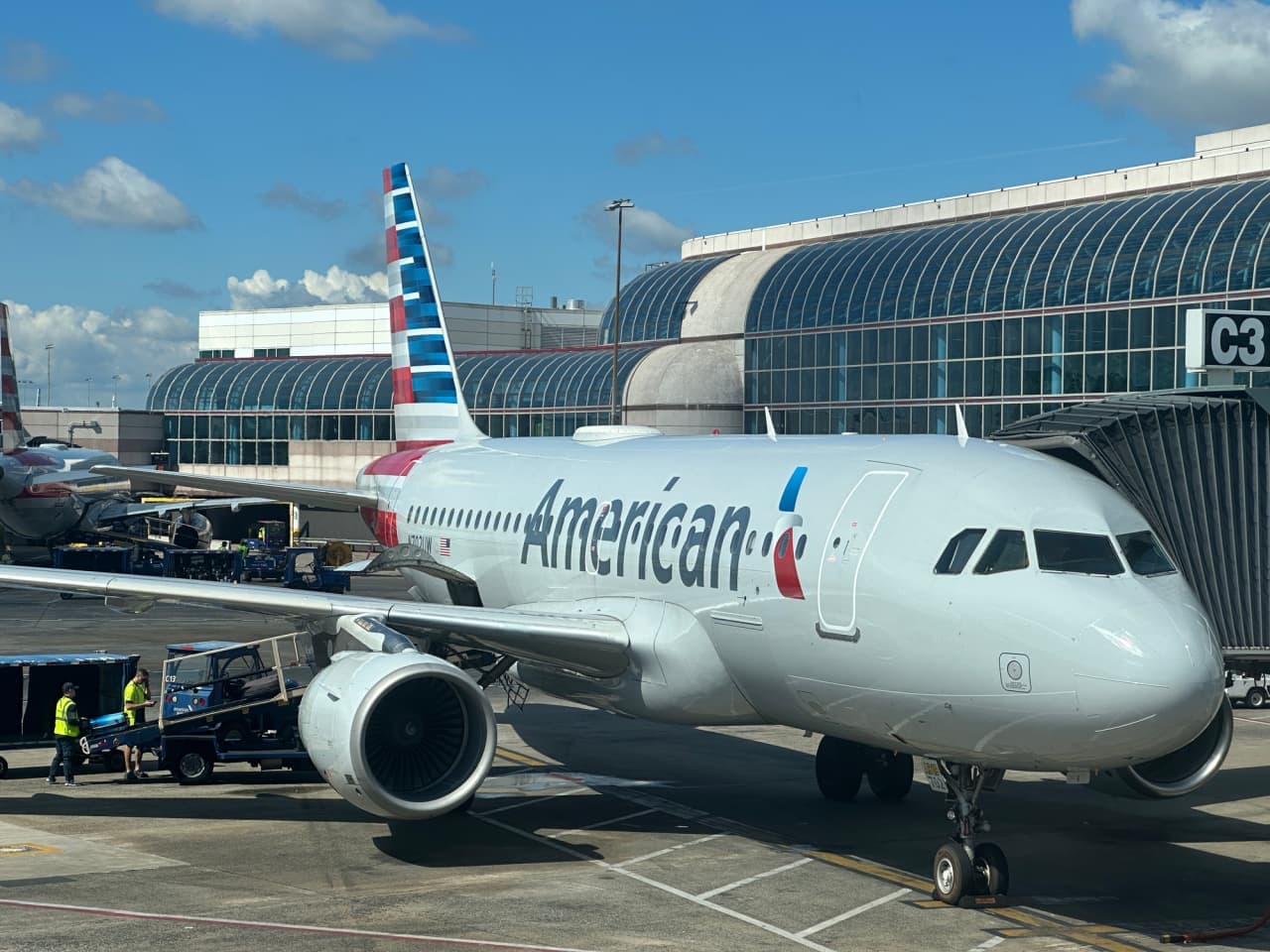 American Airlines sees fuel prices rising 45% this quarter, but travel demand keeps growing