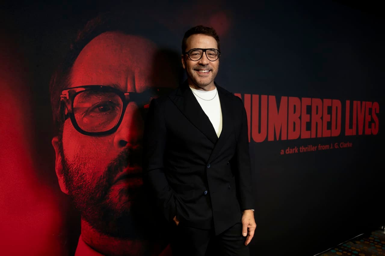 ‘Entourage’ star Jeremy Piven sells modern private retreat in L.A. for a reduced $6.9 million