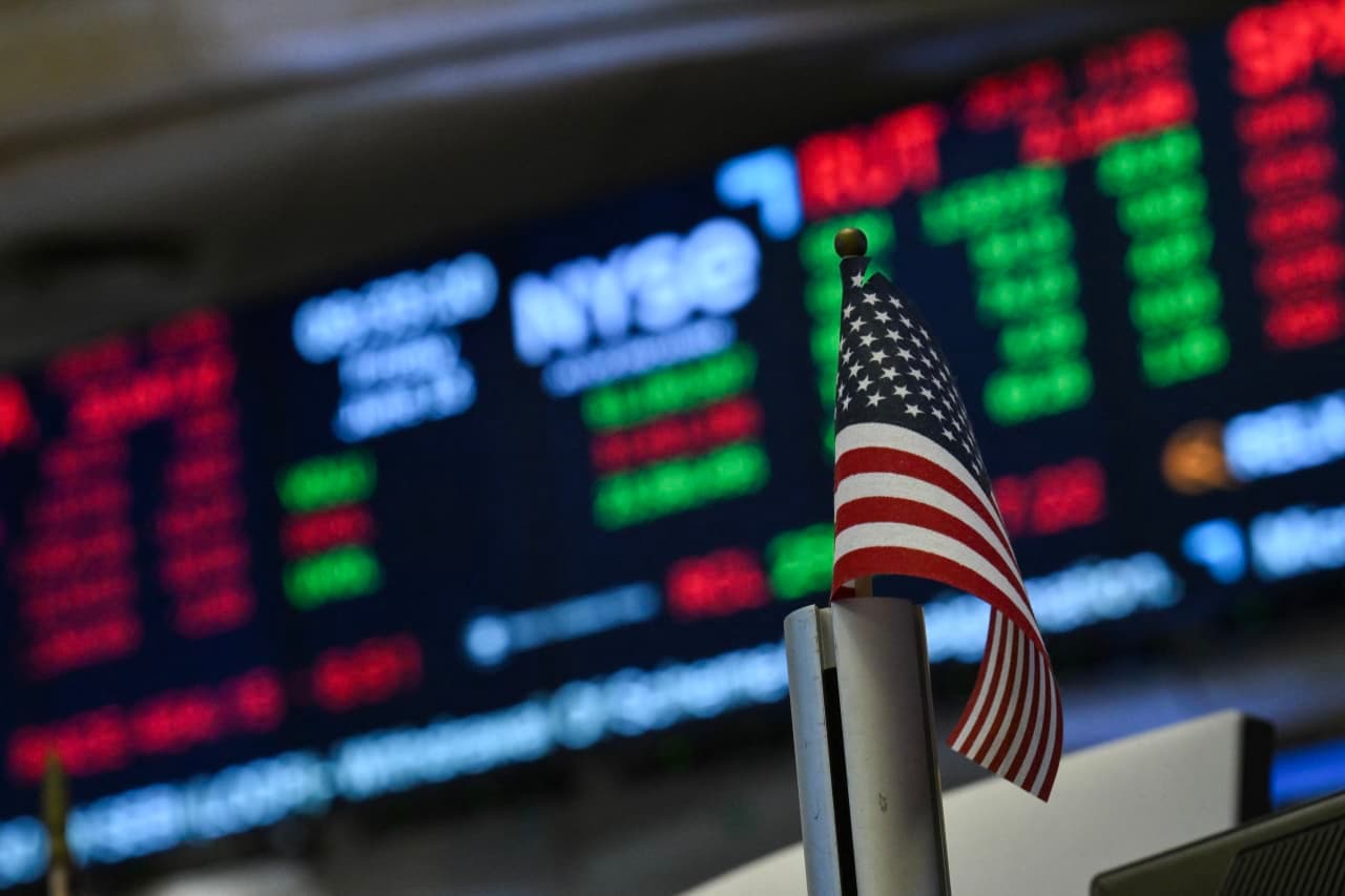 Does the stock market close early today? How Memorial Day weekend affects trading hours.
