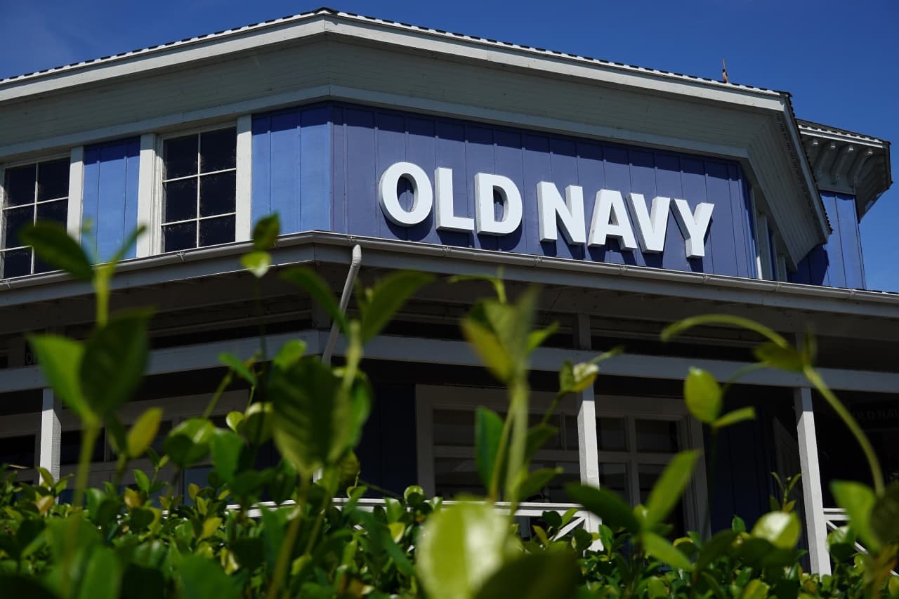 Gap and American Eagle stock are both getting crushed, and neither retailer is blaming the economy