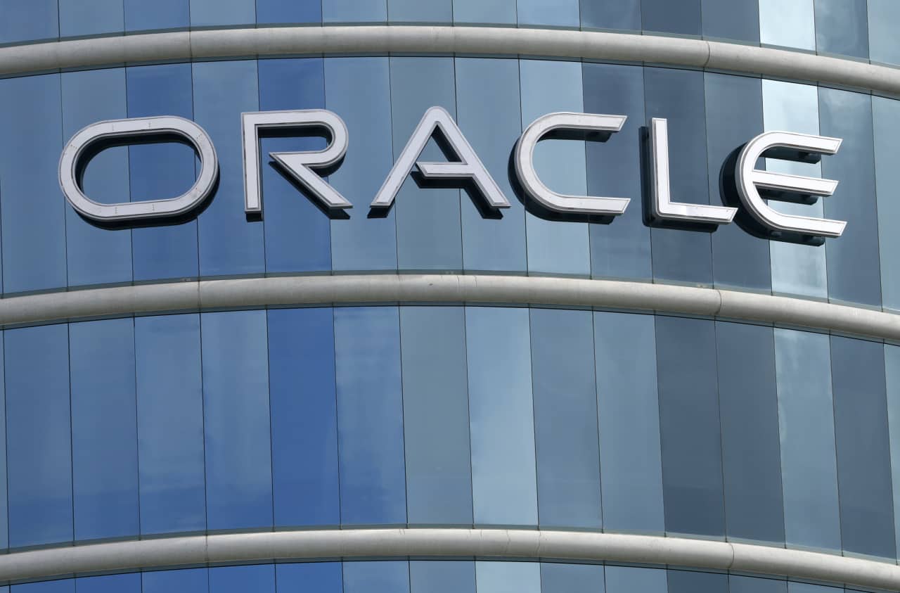 Oracle’s stock stands out as the software sector bounces to its best day in a year