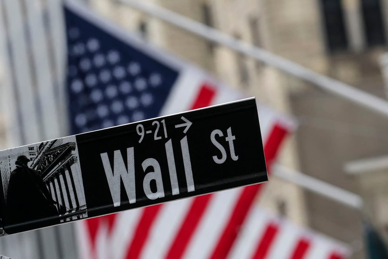 Investors are piling into U.S. equity funds at the fastest pace in years. But now the pendulum may swing back, warns Barclays