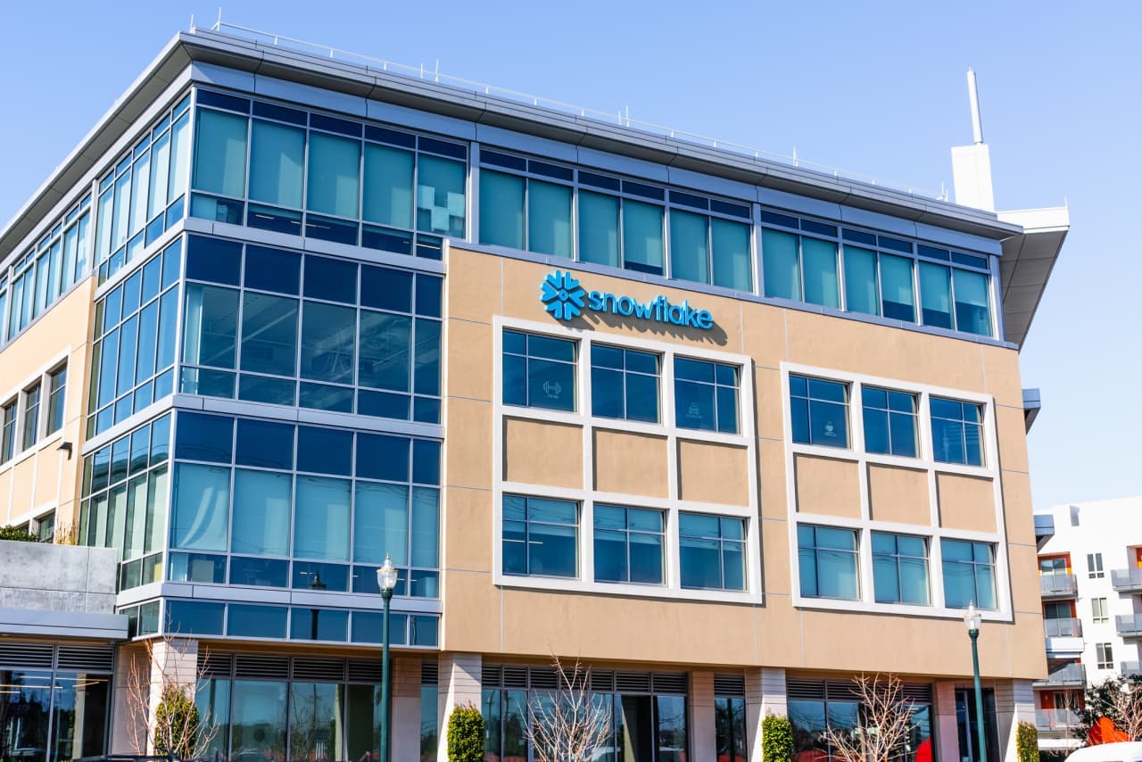 Snowflake’s stock surges nearly 40% as AI acceleration drives record product-revenue growth