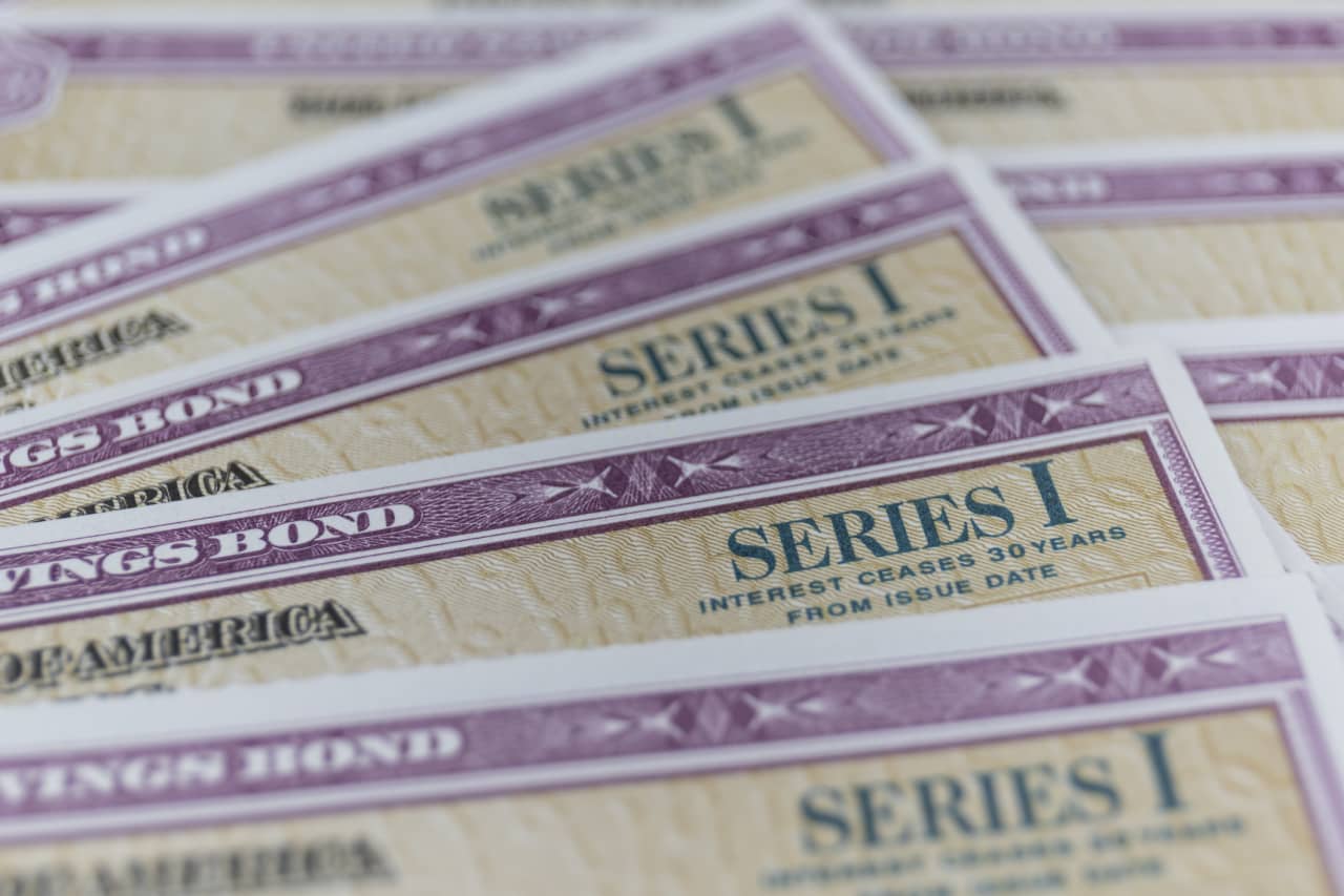 I bonds are the best place to put your cash right now — and that should worry you