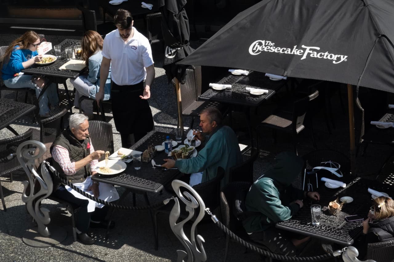 Why there’s a disconnect between solid economic data and dismal consumer confidence, according to Jim Grant