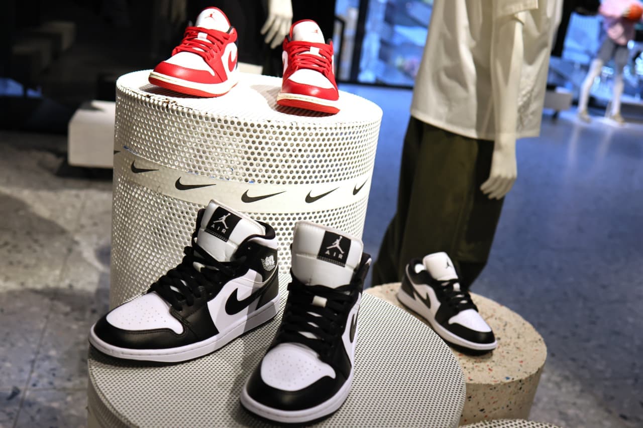 Nike expects more falling sales, as stock sinks amid worries turnaround is not working