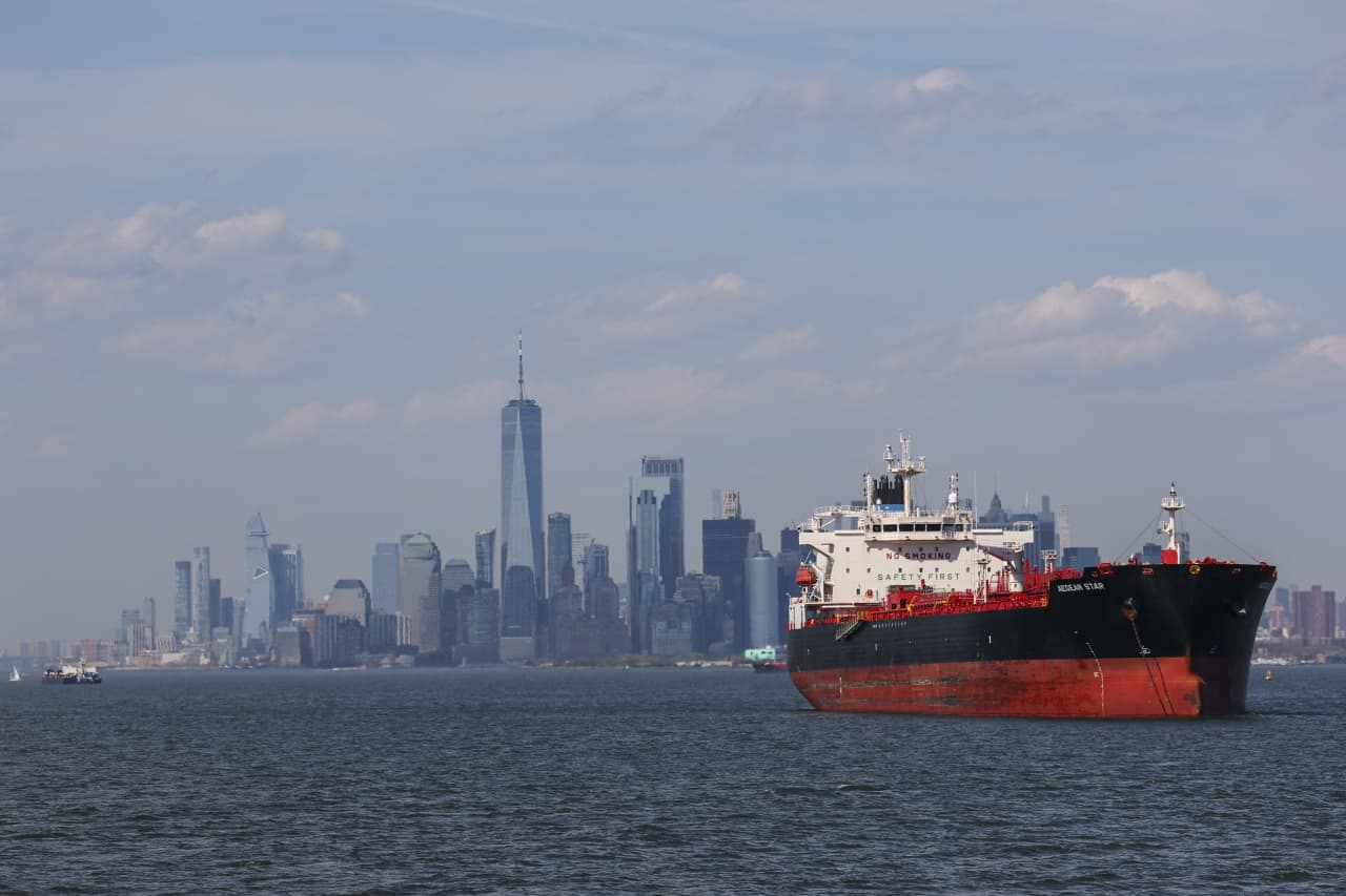 Oil futures hold to tight range as hopes of peace deal between U.S. and Iran grow