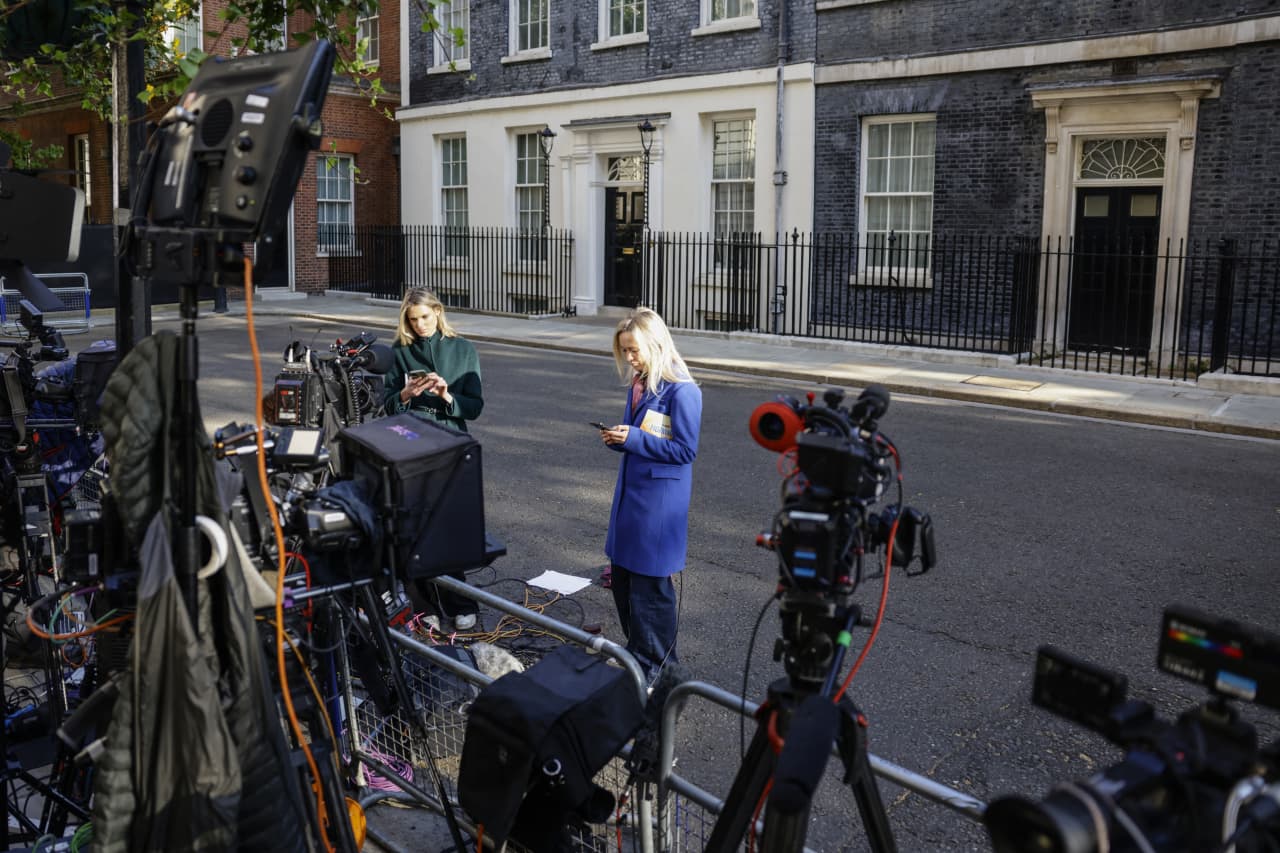 With Keir Starmer premiership on the brink, British government debt tumbles further