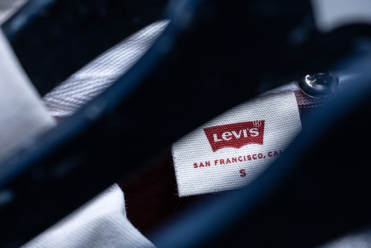Levi’s boosts its sales outlook, defying concerns about the impact of the Iran conflict