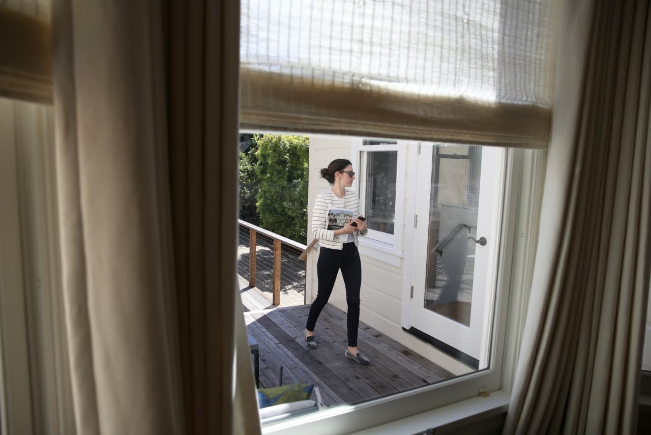 Mortgage rates dip following Iran cease-fire. Why that’s great timing for people selling a home.