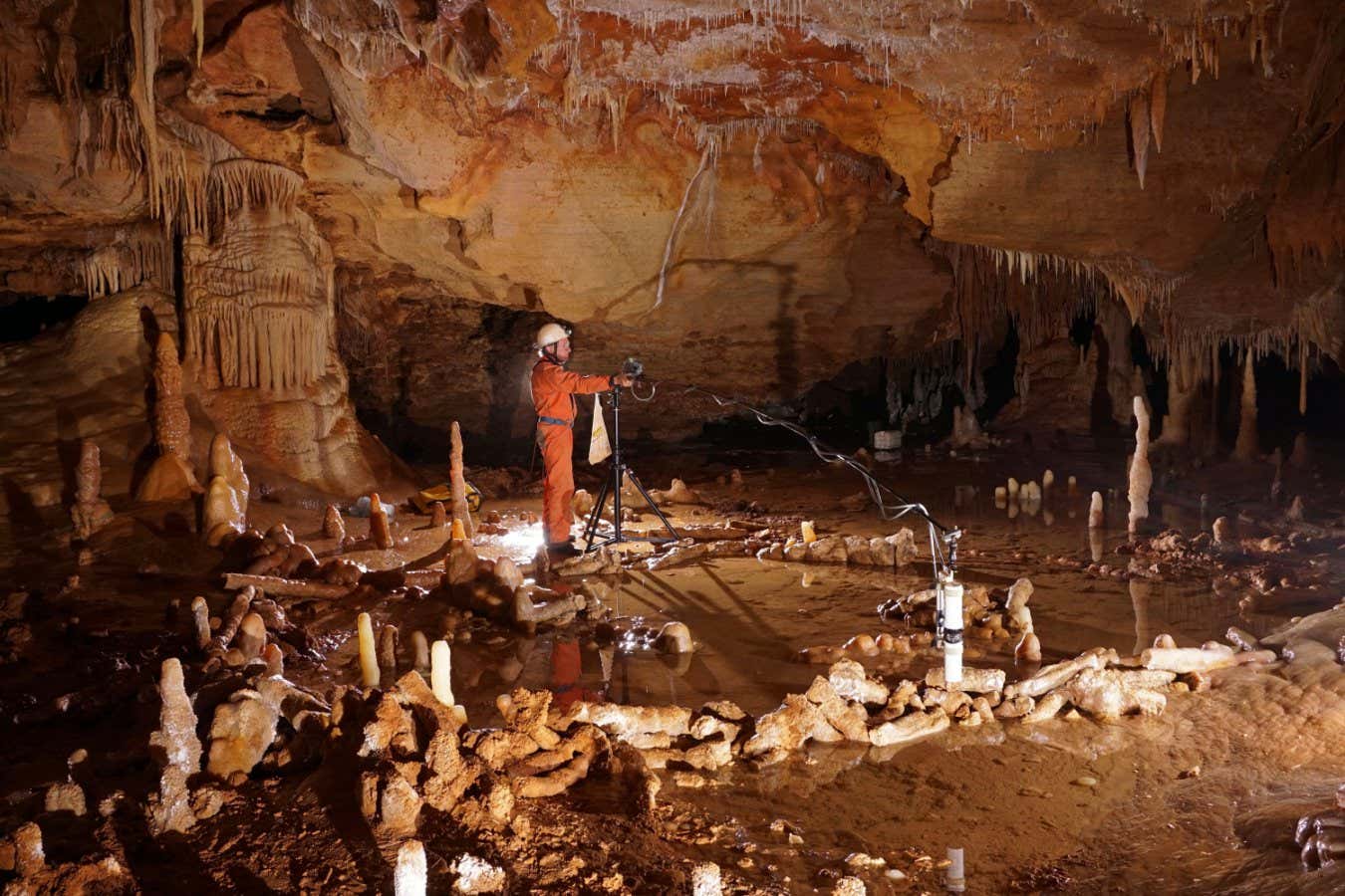 Neanderthal 'kneeprint' found next to mysterious stalagmite circle