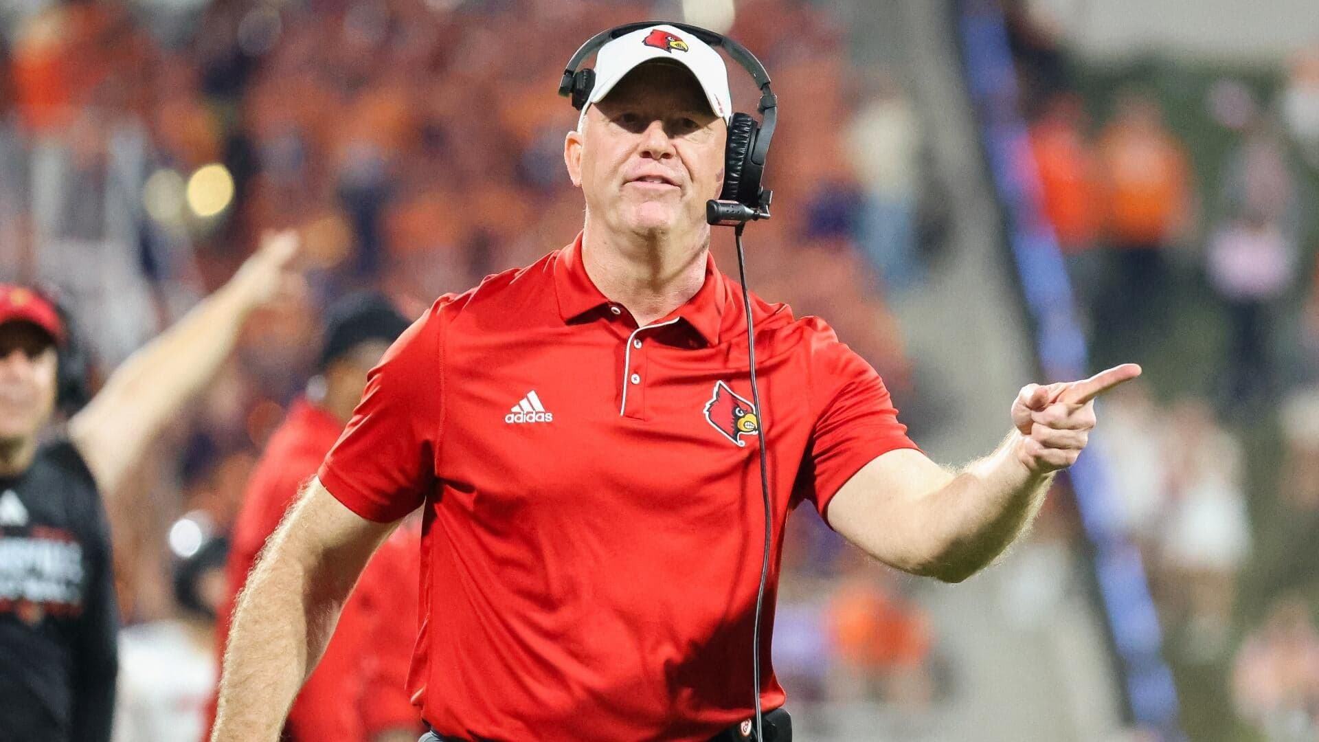 
                        Louisville signs Jeff Brohm to contract extension: Cardinals coach signs new 8-year deal to stay at alma mater
                    