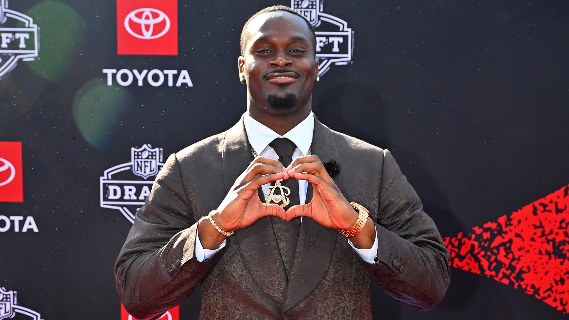 
                        NFL Draft 2026: A look at which prospects are attending in Pittsburgh and what they are wearing
                    