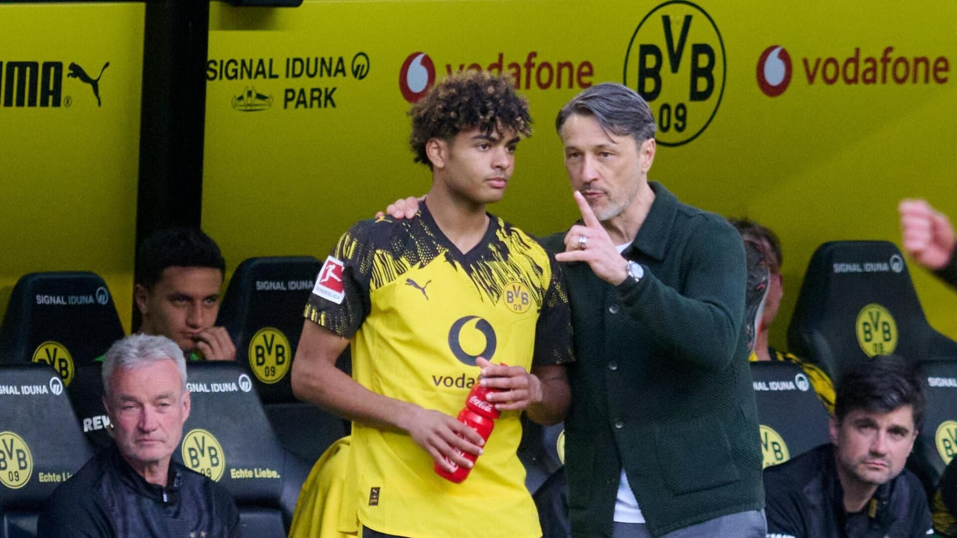 
                        Who is 16-year-old Mathis Albert? American winger makes history in Borrusia Dortmund debut
                    