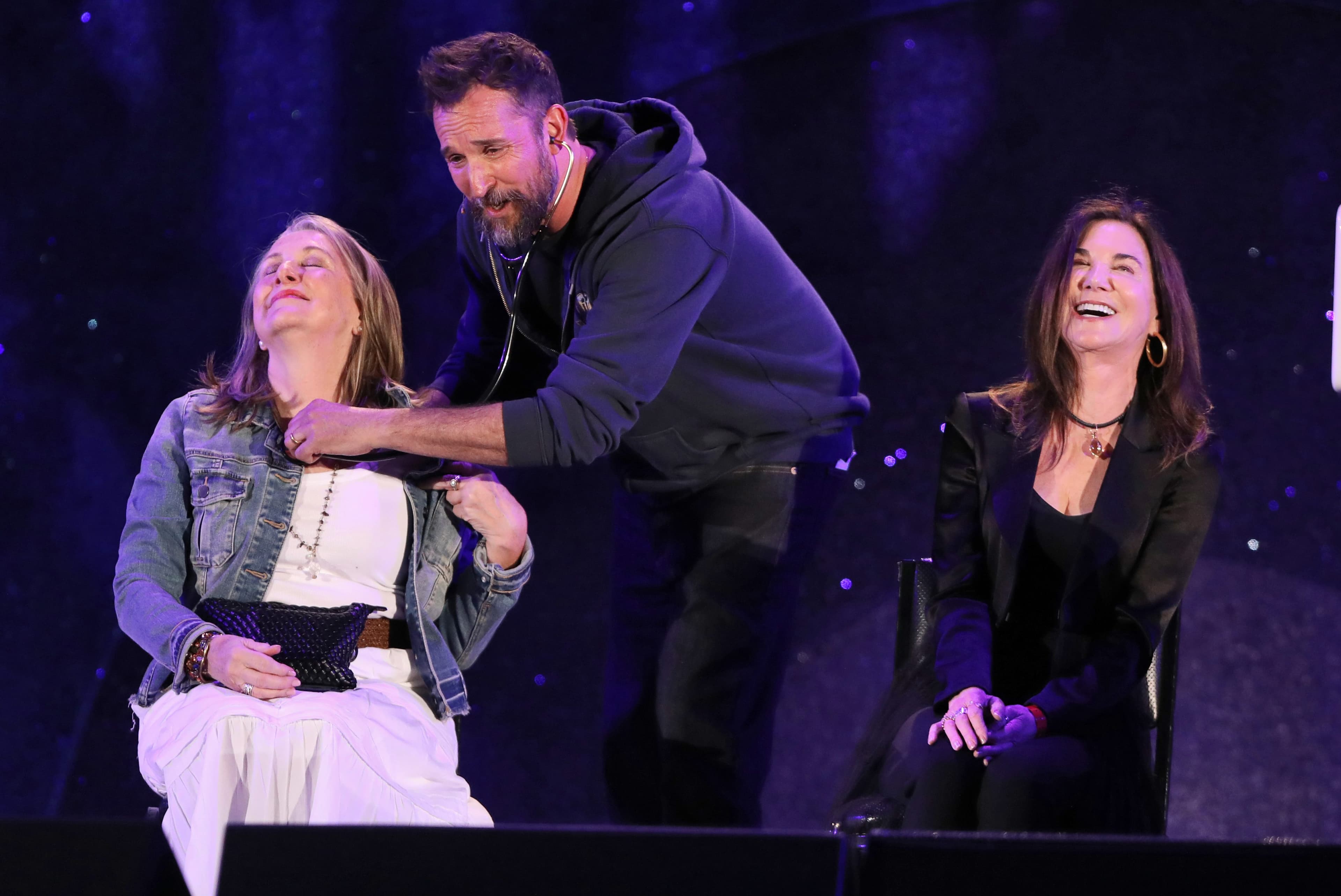 Noah Wyle Suits Up as Dr. Robby From ‘The Pitt’ and Gives Fans ‘Physical Exams’ Worth $36,000 at Netflix Charity Auction