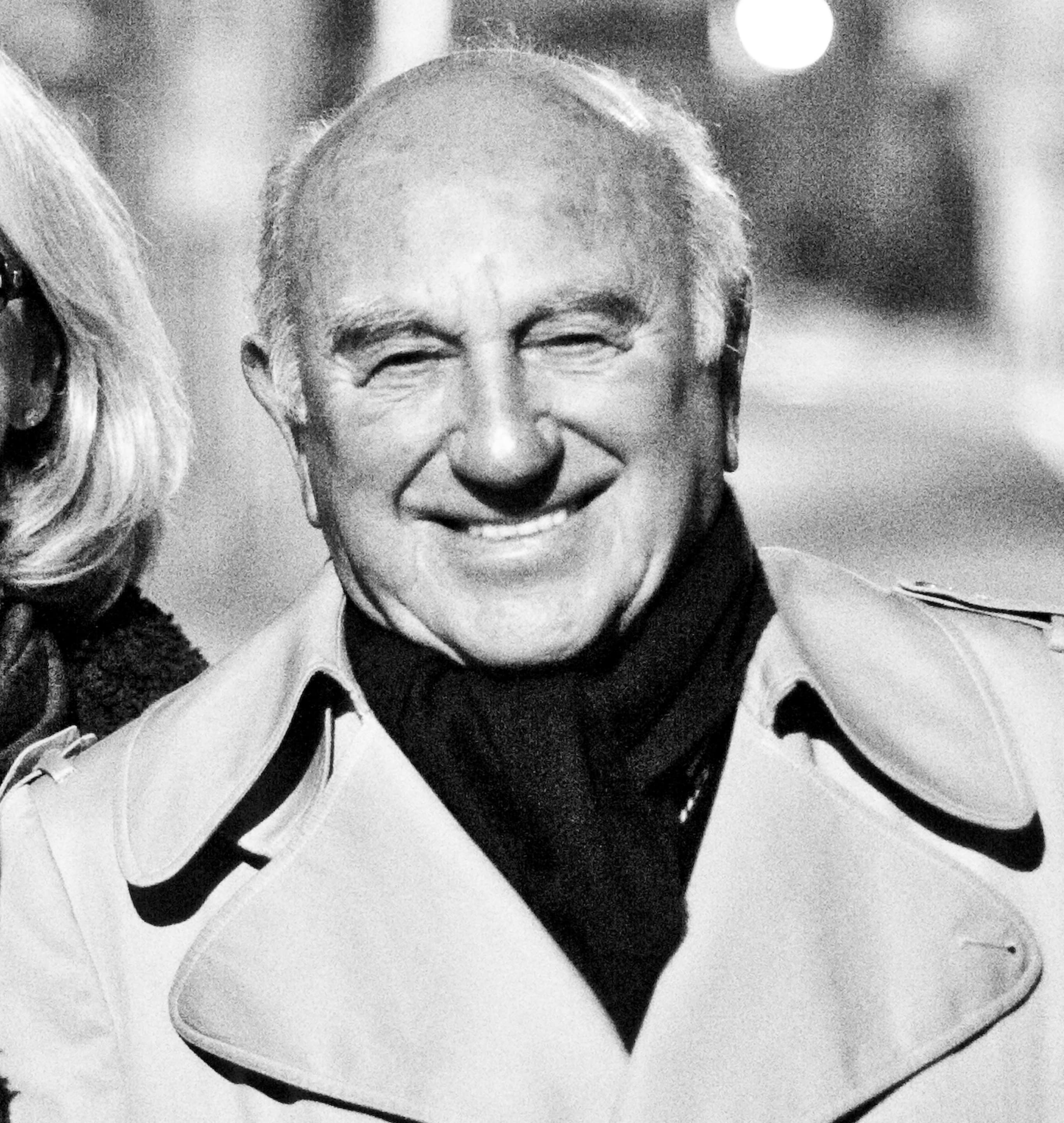 Ernest Chambers, ‘The Smothers Brothers Comedy Hour’ Showrunner, Dies at 97 
