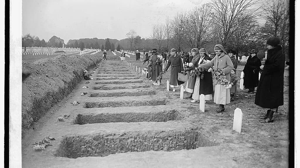 Opinion: Dropping the flu vaccine requirement puts U.S. military readiness at risk