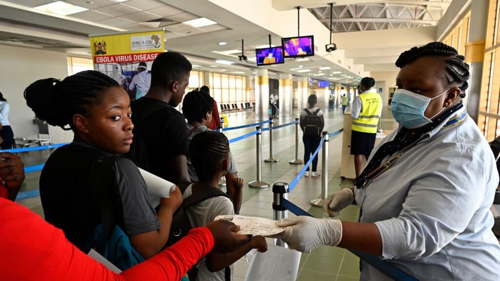 Opinion: If Americans risk their lives fighting Ebola overseas, they deserve the right to come home