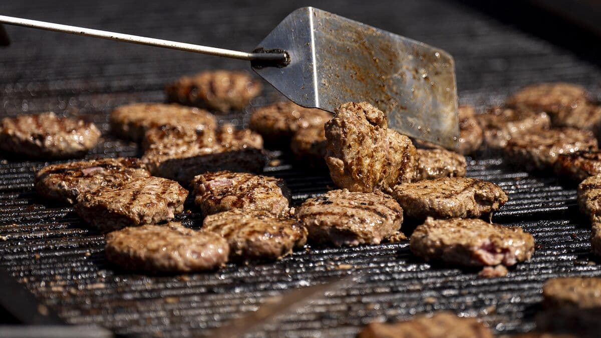 Restaurants Navigate Higher Food Costs as Burger Season Begins