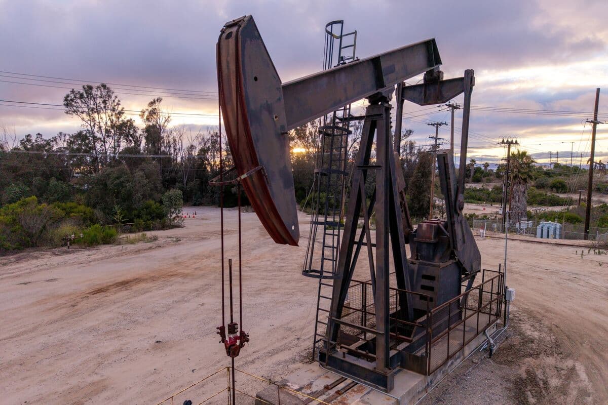 Oil Set for Deep Weekly Loss as Hormuz Traffic Starts to Pick Up