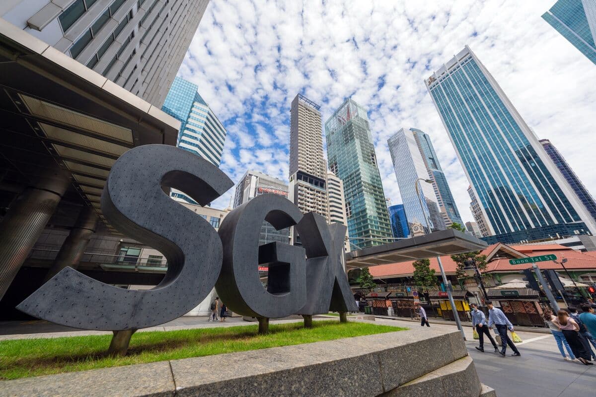 Singapore Stocks Reclaim Record High on Haven Demand in Iran War