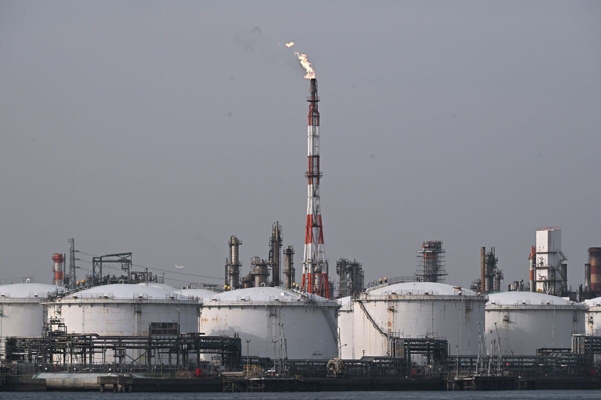 Oil Drops as US Says Deal With Iran and Hormuz Reopening Is Near