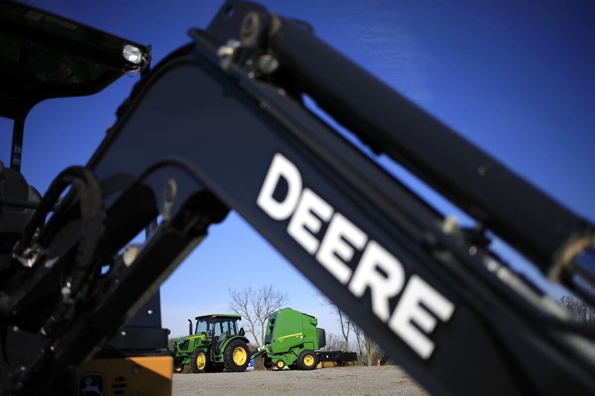 Deere Gets Lift From Construction as Farmers Still Struggle