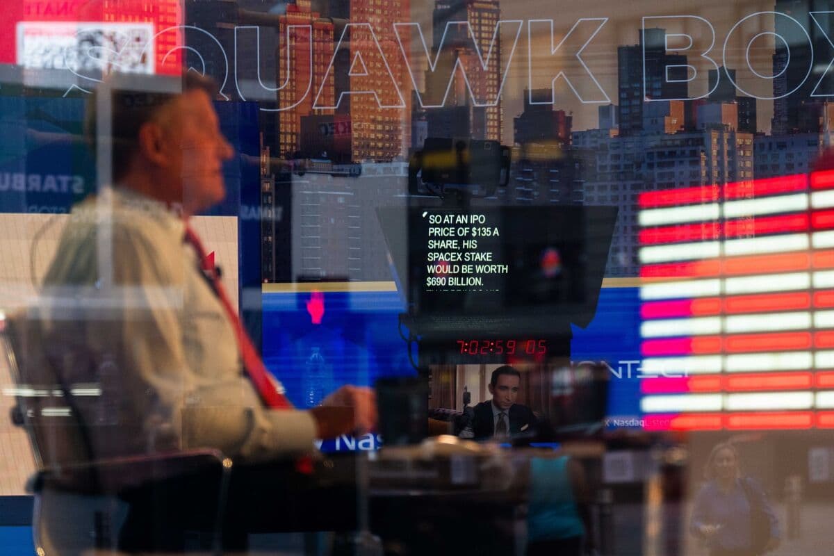 S&P 500 Climbs as SpaceX Gains, Hopes Build for Iran Peace Deal