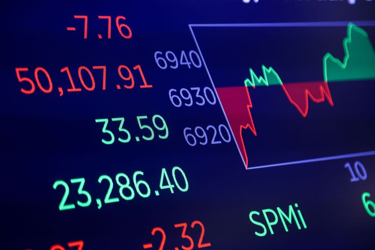 Dollar Slump Shows Traders Are Embracing Risk Again