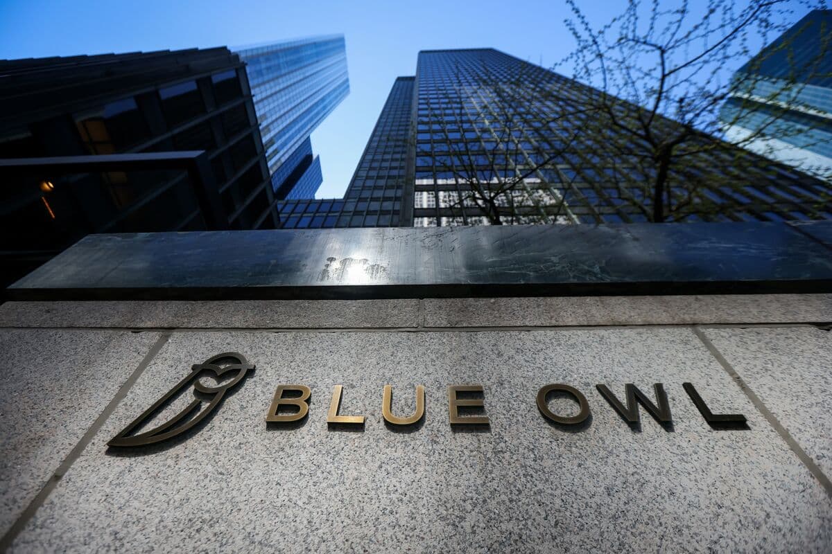 Blue Owl Fund Hit by Redemptions Sells $500 Million Bonds