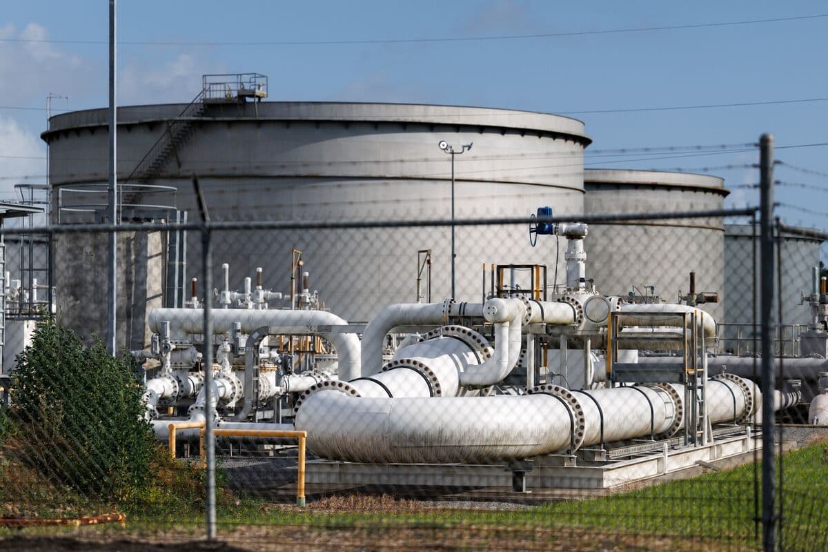 US Natural Gas Extends Losses on Oil Price Dive, Mixed Forecasts