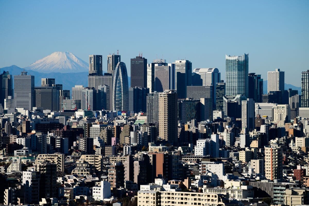 Japan’s 20-Year Bonds Gain After Sale Brings Short-Term Relief