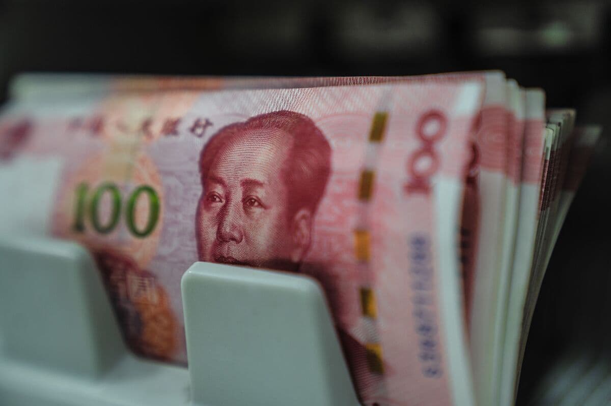 China’s Strong Bond Sale Pressures Yuan Liquidity in Hong Kong