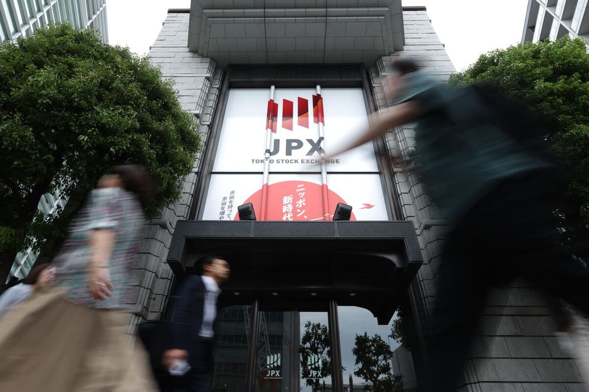 Japan’s Stocks Sink as Tech Selloff, Iran Tensions Hit Sentiment