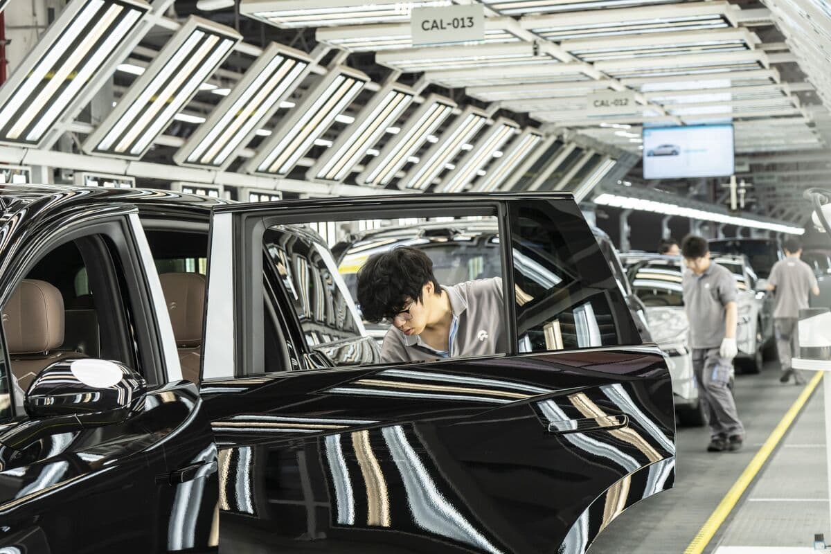 China Factory Activity Worsens in Warning Sign for Economy