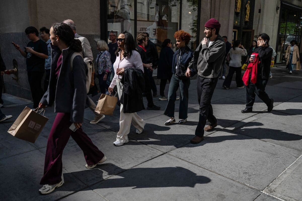 US Consumer Confidence Slips Amid Widespread Price Worries