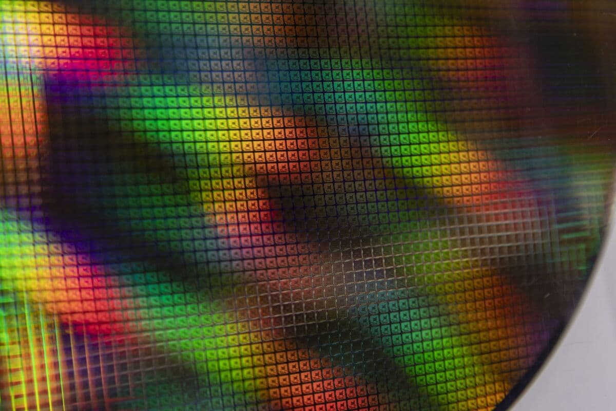 Chinese Chip Stocks Rise in Hong Kong on Hopes for Huawei Tech