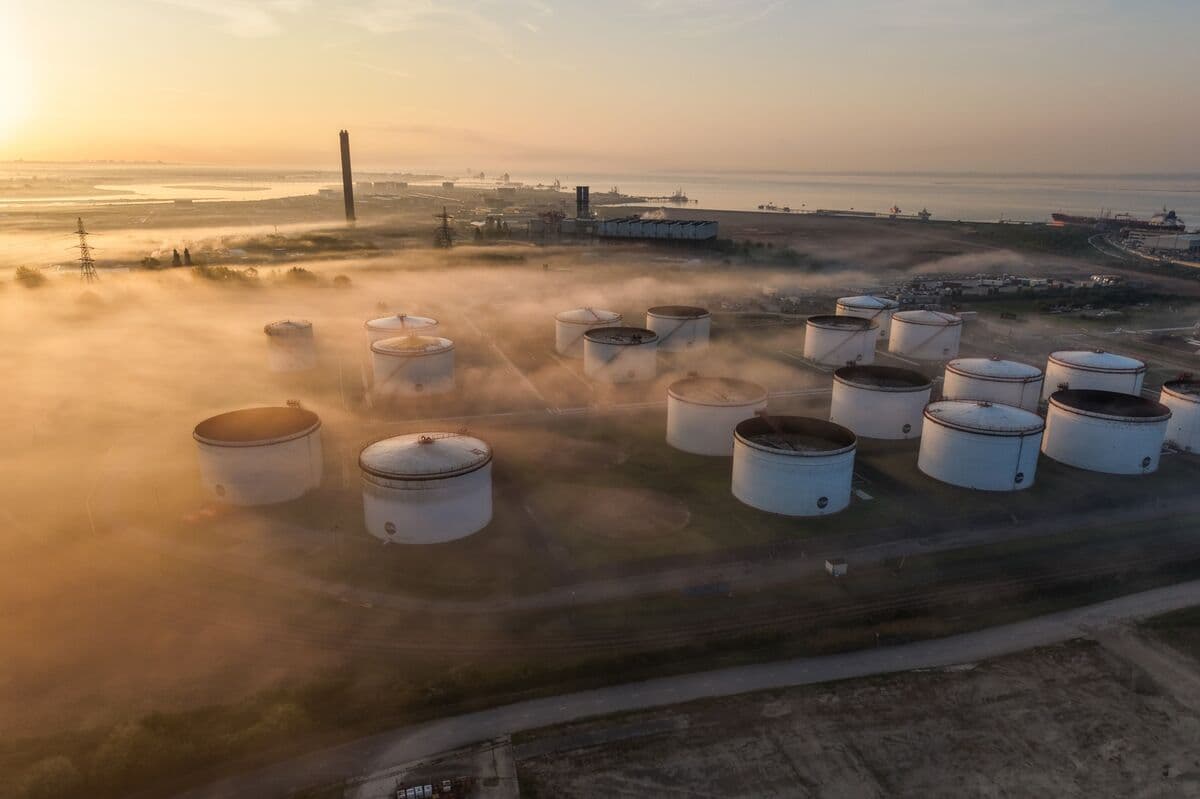 Oil Near $100 Seen as Base Case for Next Year With Iran War