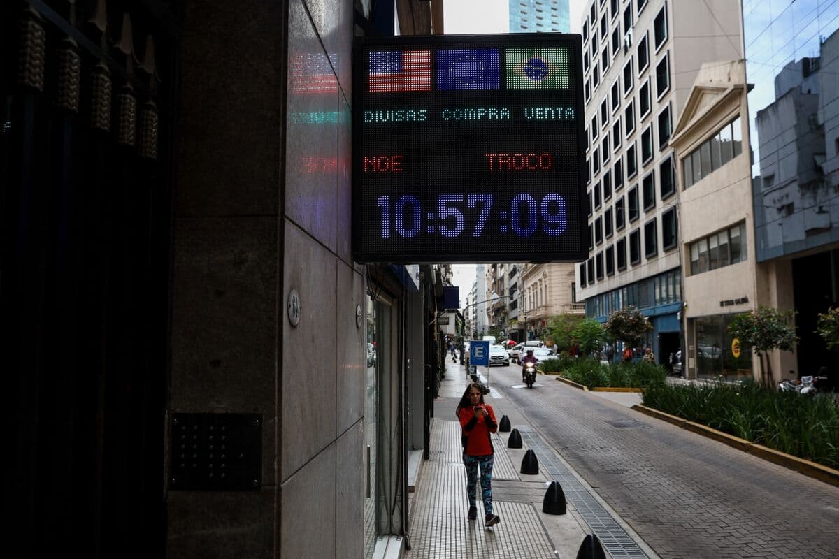 Argentina Tweaks FX Rules After Cost of Getting Dollars Out Surges